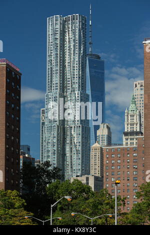 Von Frank Gehry 8 Spruce Street (Beekman Tower) vor der Freedom Tower in New York City, New York, Oktober 06, 2017. Stockfoto