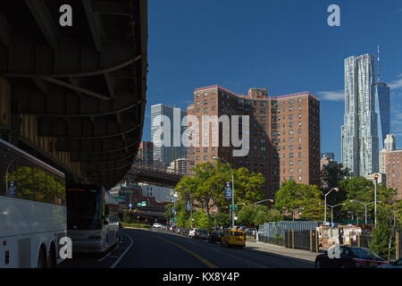 Von Frank Gehry 8 Spruce Street (Beekman Tower) vor der Freedom Tower in New York City, New York, Oktober 06, 2017. Stockfoto