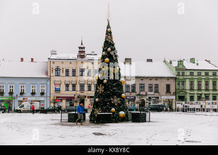 Weihnachtsbaum stehen im Zentrum der mit Schnee große Old Market Square in Oswiecim Polen Stockfoto