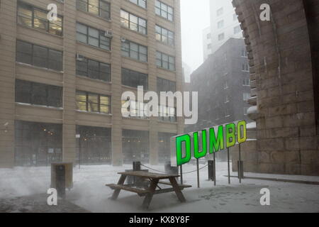 Wintersturm Grayson Streiks DUMBO, Brooklyn, New York am 04 Januar, 2018. Stockfoto