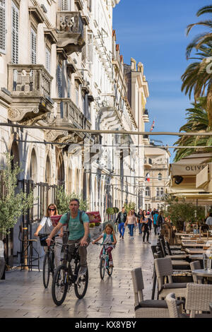Familie Radfahren auf Riva, Split, Kroatien Stockfoto