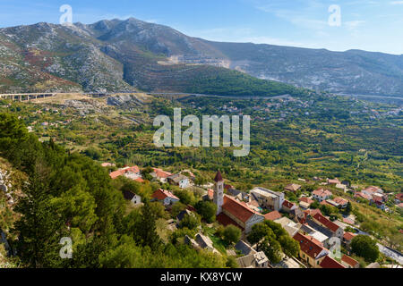 Klis Varos Village, D1 Road & Mosor Gebirge in der Nähe von Split, Kroatien Stockfoto