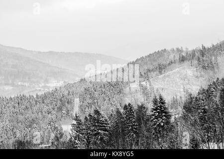 Landschaft Blick auf die Beskiden in Szczyrk in Weiß Schnee bedeckt Stockfoto