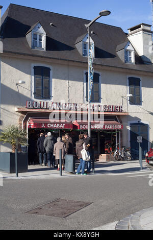 Die Menschen in der Warteschlange außerhalb einer der Stadt Patisserie am Weihnachtstag, Gan, Pyrenees Atlantiques Frankreich Stockfoto