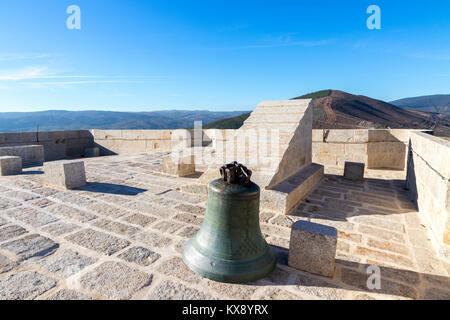 Eine Glocke an der Spitze der Bergfried des Castillo de Monterrei, ein Schloss aus dem 12. Jahrhundert in der Nähe der Stadt von Verin, Galizien, Spanien, jetzt ein parador Hotel Stockfoto