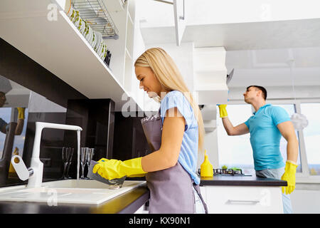Das Paar ist die Reinigung in der Küche. Stockfoto