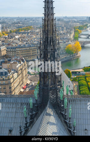 Notre Dame Paris, Detail der Kathedrale Turm und Statuen von Heiligen auf dem Dach gelegen mit Blick auf den Osten der Stadt, Paris, Frankreich. Stockfoto