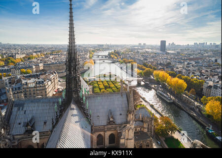 Paris Stadtbild Antenne, hoch über dem Dach der Kathedrale Notre Dame nach Osten von Paris an einem Herbstmorgen, Frankreich. Stockfoto