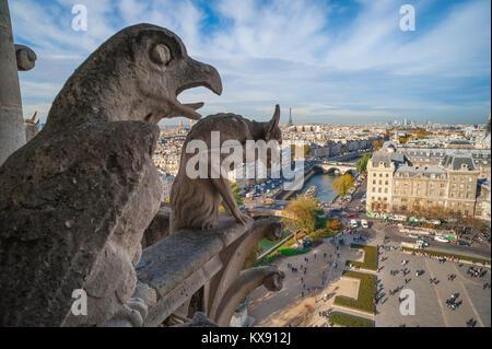 Kathedrale Notre Dame, die erhöhten Blick von der Kathedrale West Tower Galerie eines gargoyle und ein Adler mit Blick auf die Stadt Paris, Frankreich. Stockfoto