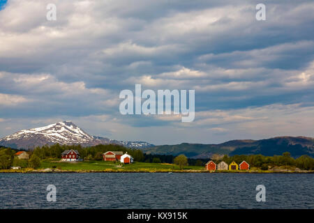 Ein typischer Bauernhof in der Gjemnes Küste, an der nordwestlichen Küste von Norwegen, in der Nähe von Kristiansund. Kombinierte Landwirtschaft und Fischerei. Stockfoto