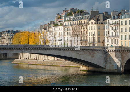 Paris Architektur, typische Wohnhäuser aus dem 19. Jahrhundert mit Blick auf den Fluss Seine auf der Ile St-Louis in Paris, Frankreich. Stockfoto