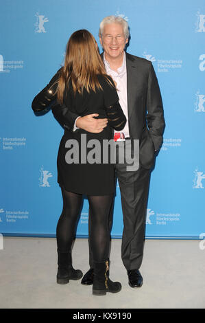 Richard Gere nimmt ein Foto für das Abendessen während der 67. Berlinale Die Internationalen Filmfestspiele, Berlin. 10. Februar 2017 © Paul Treadway Stockfoto