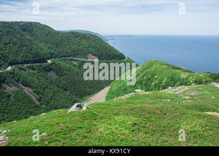 Blick von oben auf die Skyline Trail, mit dem Atlantischen Ozean, Cape Breton Highlands National Park, Nova Scotia, Kanada Stockfoto