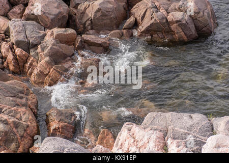 Wasser stürzt auf den Felsen, in Green Cove, Cape Breton Highlands National Park, Nova Scotia, Kanada Stockfoto