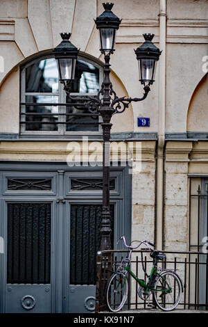 Pariser Straße mit einer Lampe und Parkplatz Fahrradverleih Stockfoto