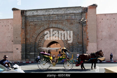 Pferdekutsche vor dem Tor Bab Agnaou, Marrakesch, Marokko Stockfoto