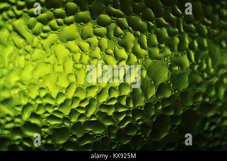 Wassertropfen Textur auf die grüne Flasche, Makroaufnahme für abstrakte Hintergrund mit selektiven Fokus Stockfoto