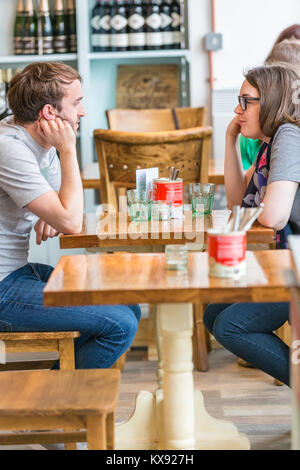 Paare engagierten sich im Gespräch im Restaurant Stockfoto