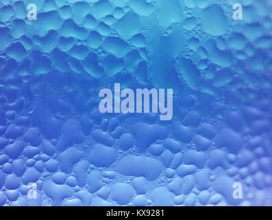 Makroaufnahme von Wassertropfen Textur auf das blaue Glas, für abstrakte Hintergrund mit selektiven Fokus Stockfoto
