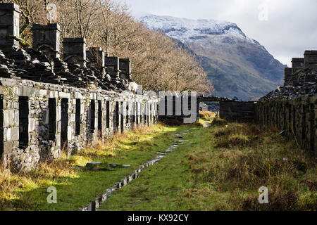 Die Ruinen der alten Anglesey Kaserne Zeile der quarrymen Cottages in Dinorwig schiefer Steinbruch auf Elidir Fawr in Snowdonia, Llanberis Großbritannien Wales Gwynedd Dinorwic Stockfoto