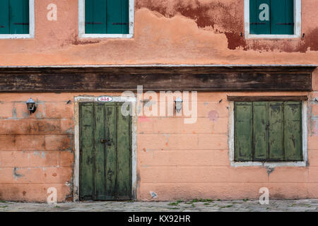 Gebäude, Tür- und Fensterläden an einem kleinen Kanal in Veneto, Venedig, Italien, Europa. Stockfoto