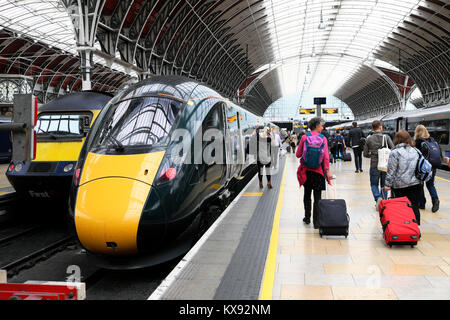 Great Western Railway Hitachi GWR Klasse 800 Zug in Paddington Bahnsteig in London England Großbritannien Oktober 2017 KATHY DEWITT Stockfoto