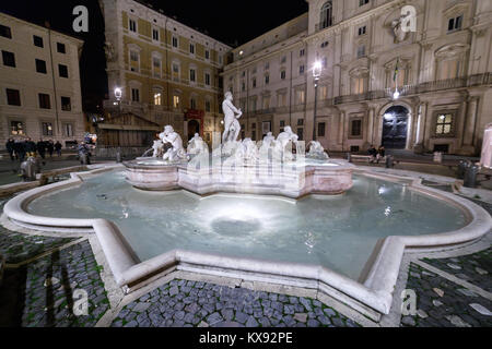 Rom, Italien, 23. Dezember 2017: Die Fontana del Moro in der Piazza Navona, eine der drei monumentalen Brunnen der Piazza. Es war auf der Ba gebaut Stockfoto