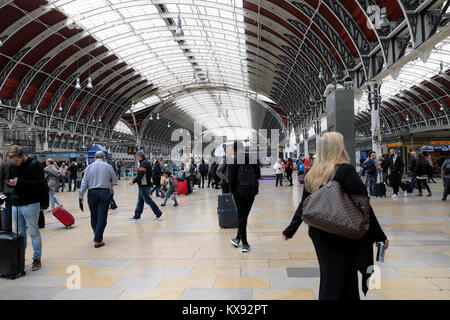 Menschen, die auf den Zug warten, reisen auf der Bahnhofskonbahn mit Gepäck an der Paddington Station Blick auf das Dach in London England Großbritannien KATHY DEWITT Stockfoto