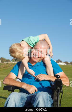 Behinderten Vater Sohn piggyback Ride Stockfoto