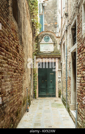 Eine Tür am Ende der schmalen Straße in Veneto, Venedig, Italien, Europa. Stockfoto