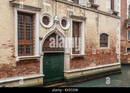 Gebäude, Tür- und Fensterläden an einem kleinen Kanal in Veneto, Venedig, Italien, Europa. Stockfoto