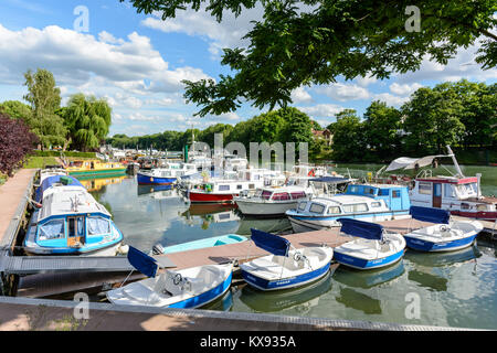 Nogent-sur-Marne, Val-de-Marne, Frankreich - Juni 6, 2017: Riverboats, Hausboote und elektrische Boote Liegeplatz auf dem Fluss Marne in der schönen Mari Stockfoto