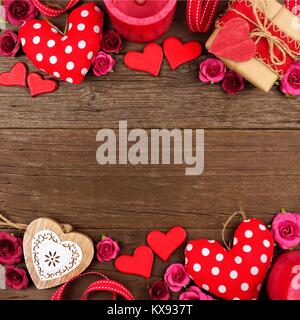 Valentines Tag doppelten Umrandung der Herzen, Geschenke, Blumen und Dekor gegen einen rustikalen, mit Holz Hintergrund mit kopieren. Stockfoto