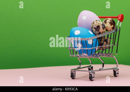 Bunte Ostereier in einem Wagen mit Platz für Text Stockfoto