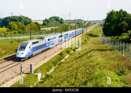 Ein doppeldecker TGV Duplex Zug in Atlantic Lackierung aus der französischen SNCF, Fahren auf der Süd-ost-TGV-Linie entlang der Autobahn A5. Stockfoto