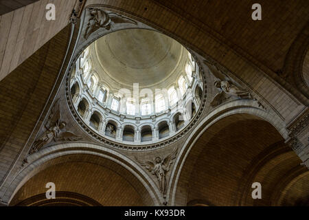 Low Angle View von der Innenseite der Kuppel der Basilika des Heiligen Herzens in Paris, Frankreich. Stockfoto