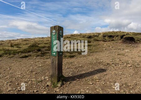 Pennine Way wandern Wegweiser zwischen Mill Hill und Kinder Scout zeigen den Weg zu Schlange Inn und Bleaklow, Peak District National Park, Großbritannien Stockfoto