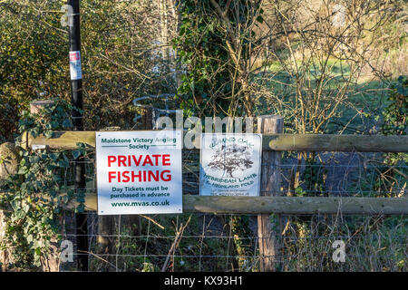 Schilder auf dem Meway Valley Walk, die zeigen, dass Runde Oak Farm Hebridean Schafe und Hochlandrinder sind im Feld, Barming, Kent, Großbritannien Stockfoto