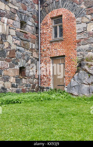Antike Werk Fassade mit Steinen und Edelsteinen. Suomelinna, Finnland Stockfoto