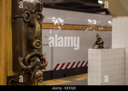 'U-Bahn' ist eine permanente öffentliche Kunstwerk geschaffen von Bildhauer Otterness für die 14. Straße - Eighth Avenue Station von NEW YORK U-Bahn Stockfoto