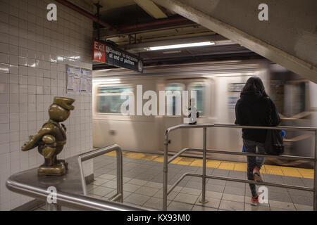 'U-Bahn' ist eine permanente öffentliche Kunstwerk geschaffen von Bildhauer Otterness für die 14. Straße - Eighth Avenue Station von NEW YORK U-Bahn Stockfoto