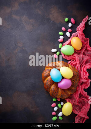 Bunte Ostereier und Korbwaren Brot Stockfoto