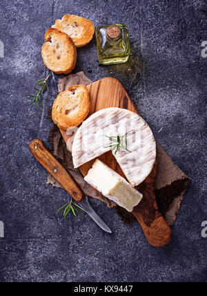 Camembert mit Rosmarin auf Holzbrett Stockfoto