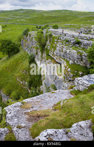 Malham Cove und den Kalkstein Bürgersteig vor, die von den östlichen Lippe der Cove, North Yorkshire, England, Großbritannien Stockfoto