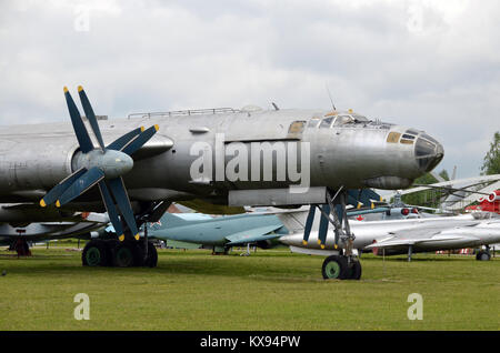 Eine Tupolew Tu-95 "Bear" Long range Bomber auf Anzeige im Museum Monino. Stockfoto