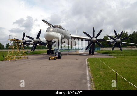 Eine Tupolew Tu-95 "Bear" Long range Bomber auf Anzeige im Museum Monino. Stockfoto