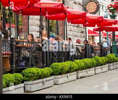 Die Menschen essen auf der Terrasse der Irish Times Pub in Victoria, British Columbia, Kanada. Victoria BC Kanada Bastion Square. Stockfoto