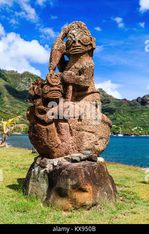 Nuku Hiva, Marquesas-Inseln. Tiki auf die Bucht von Nuku Hiva. Stockfoto