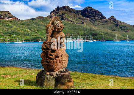 Nuku Hiva, Marquesas-Inseln. Tiki auf die Bucht von Nuku Hiva. Stockfoto