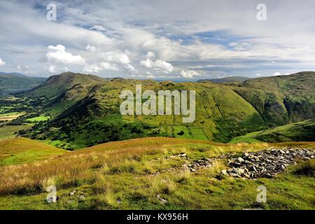 Sonnenlicht auf die grünen Felder des Brock Crags Stockfoto